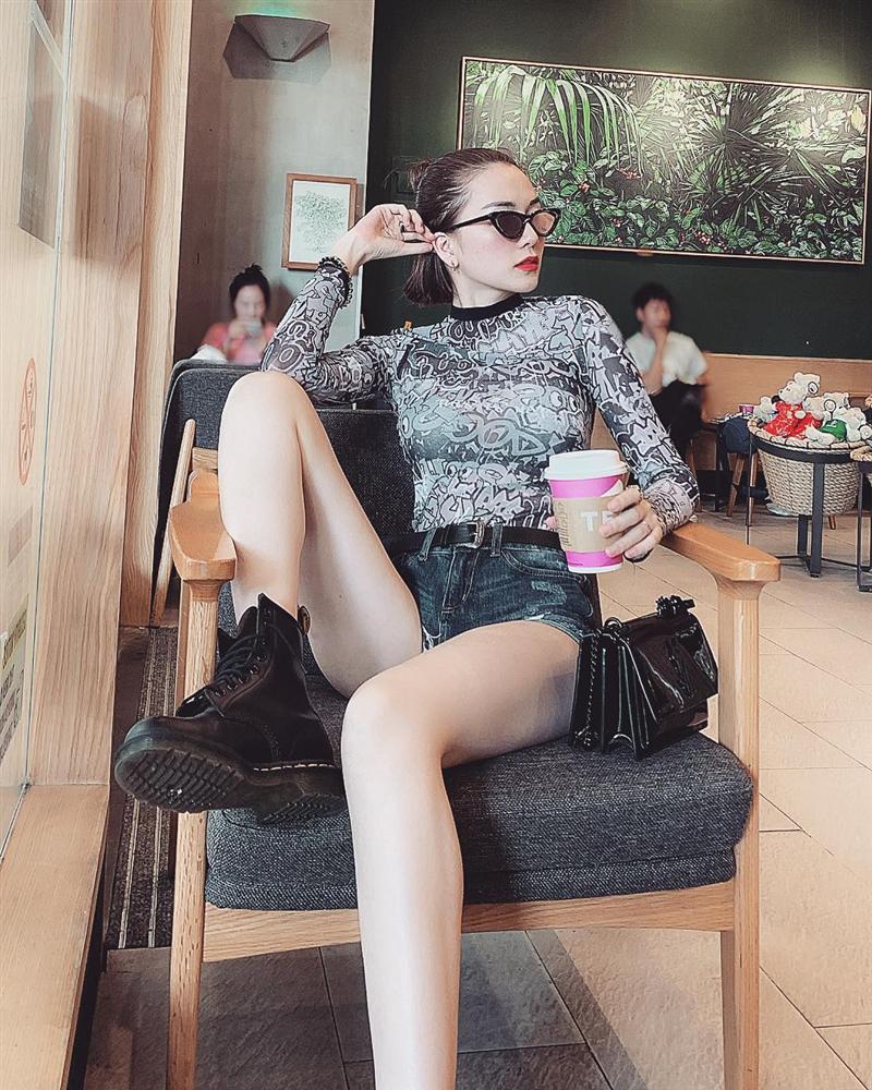 Kỳ Duyên hút hồn với tuyệt chiêu mặc áo phanh cúc - Sơn Tùng dát hàng hiệu trăm triệu dạo biển-3