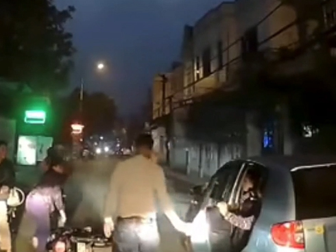 Mải mắng tài xế ô tô, người đi bộ đập đầu vào cột điện-1