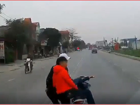 Phẫn nộ hai trẻ trâu thay nhau đập phá 37 chiếc ô tô-1