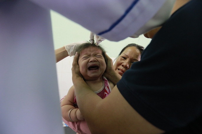 Buốt lòng tiếng khóc con thơ mất cả cha lẫn mẹ dưới bánh xe container-1