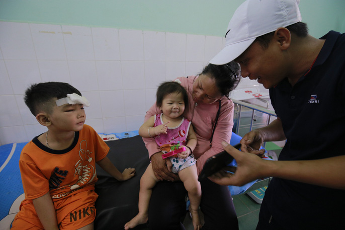 Buốt lòng tiếng khóc con thơ mất cả cha lẫn mẹ dưới bánh xe container-2