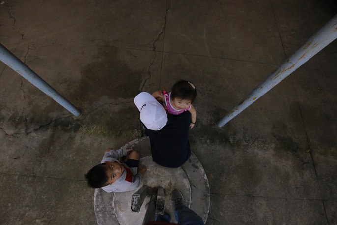 Buốt lòng tiếng khóc con thơ mất cả cha lẫn mẹ dưới bánh xe container-3