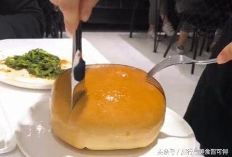 Ổ bánh mì làm từ 20 con cua giá hơn 1 triệu đồng, nhưng cắt ra thực khách chết lặng-1