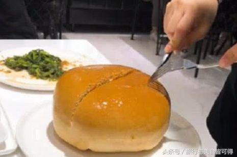 Ổ bánh mì làm từ 20 con cua giá hơn 1 triệu đồng, nhưng cắt ra thực khách chết lặng-2