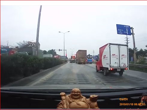 Video: Liên tục xảy ra tai nạn giữa xe container và xe máy trên QL5