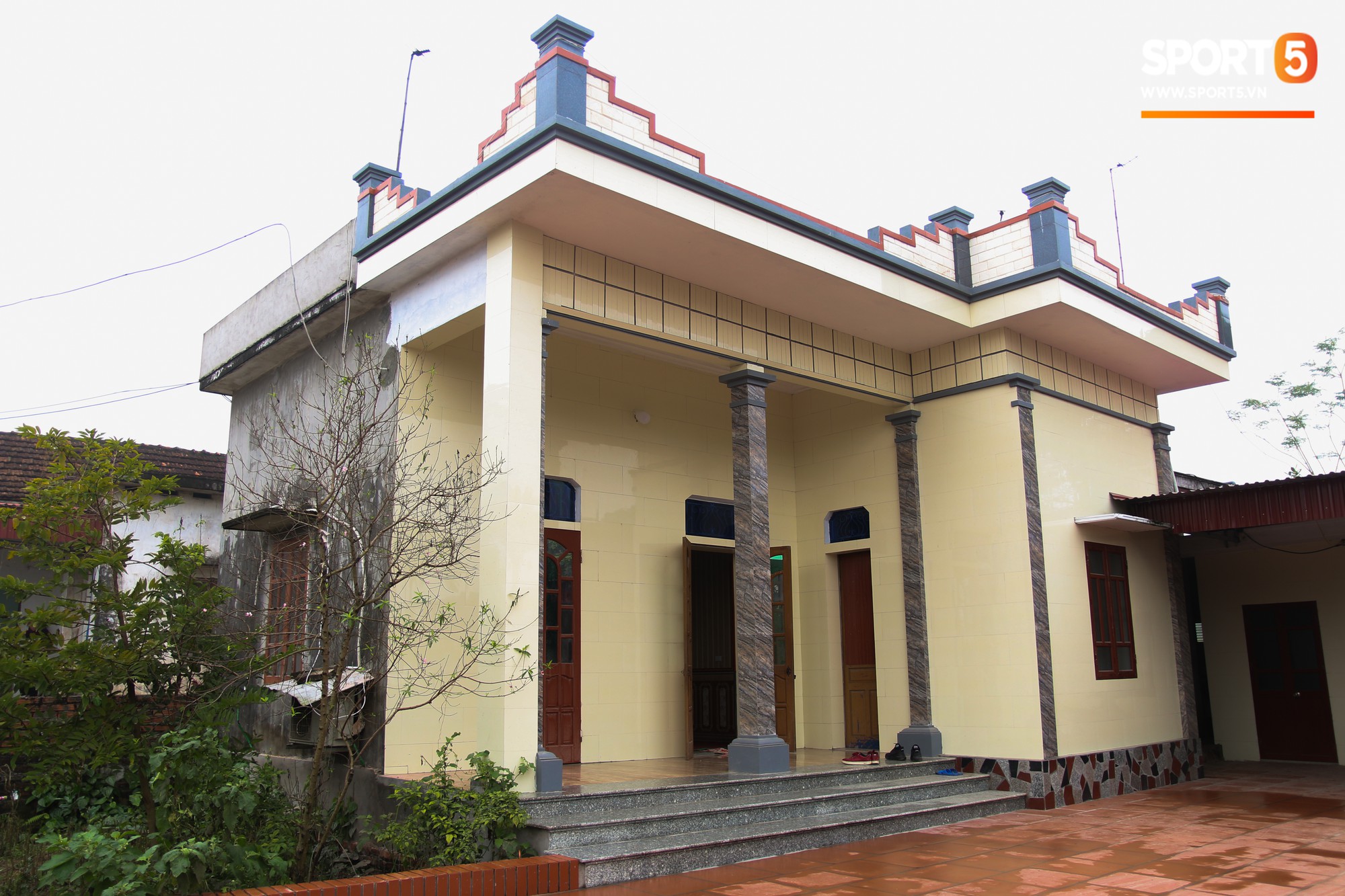 Về thăm nhà Văn Hậu, phát hiện món quà đầu tiên em út ĐT Việt Nam mua cho cha mẹ bằng đồng lương kiếm được-1