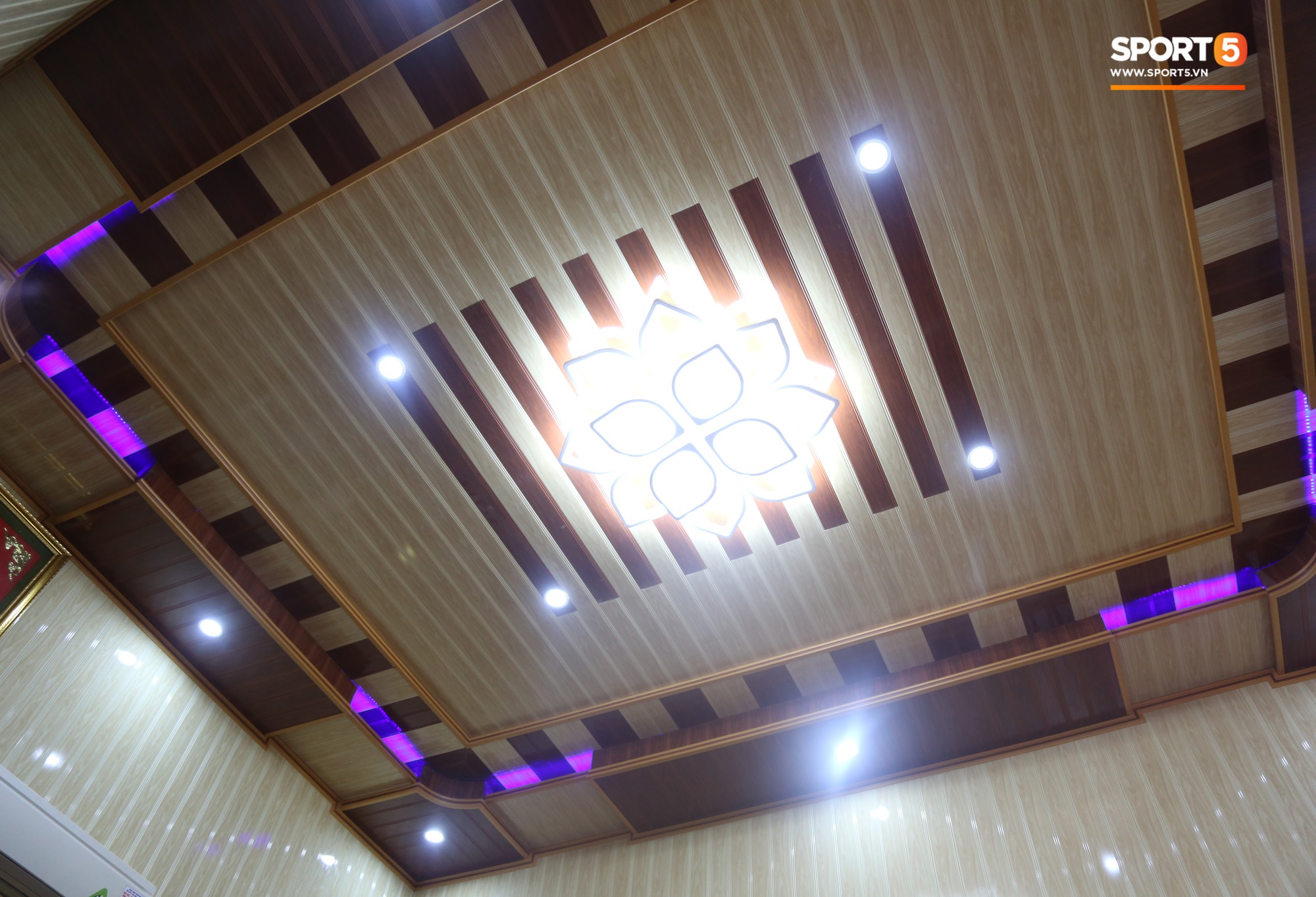 Về thăm nhà Văn Hậu, phát hiện món quà đầu tiên em út ĐT Việt Nam mua cho cha mẹ bằng đồng lương kiếm được-4