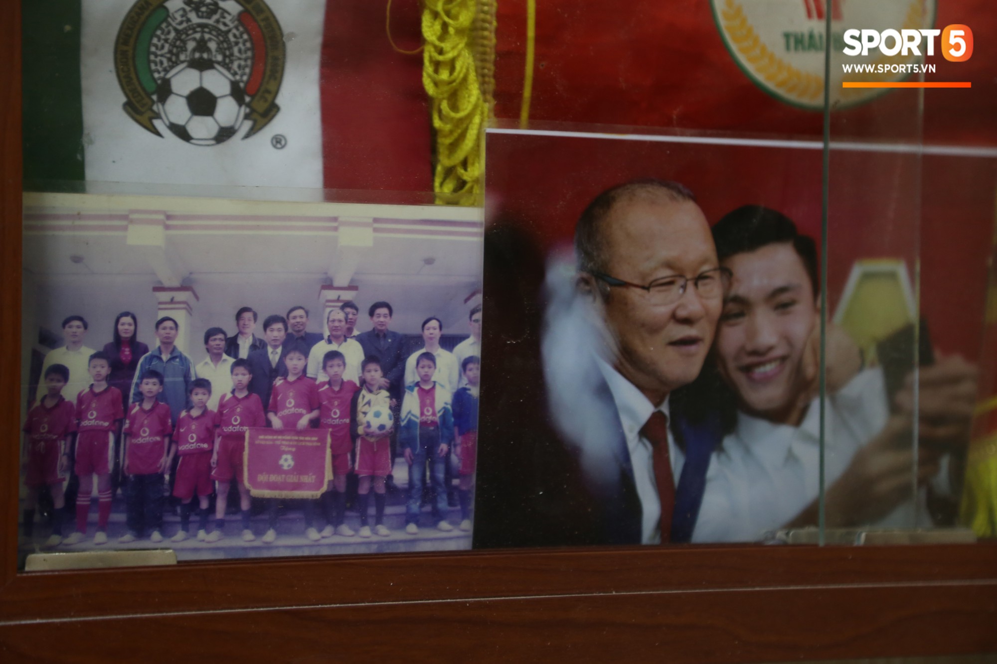 Về thăm nhà Văn Hậu, phát hiện món quà đầu tiên em út ĐT Việt Nam mua cho cha mẹ bằng đồng lương kiếm được-7