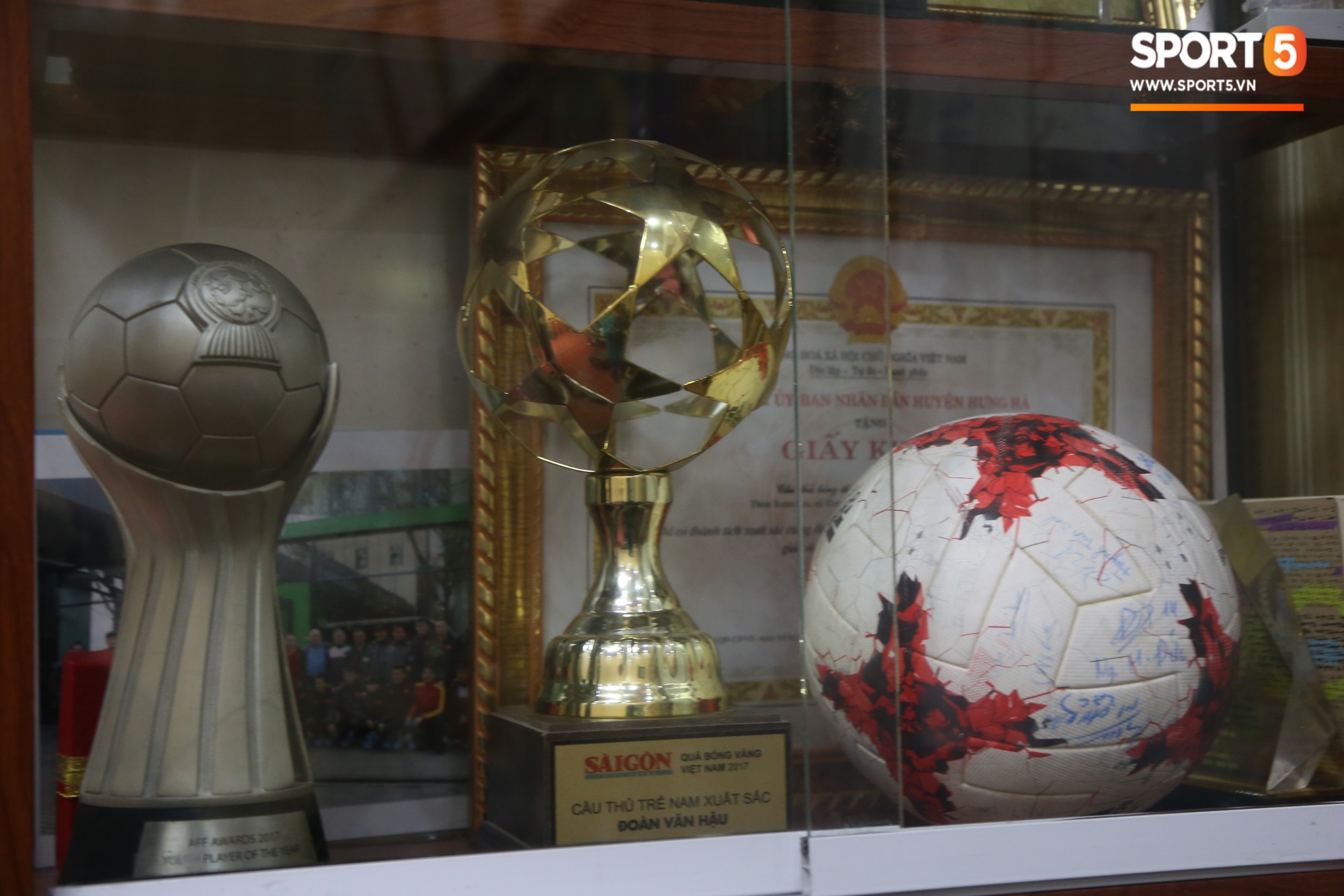 Về thăm nhà Văn Hậu, phát hiện món quà đầu tiên em út ĐT Việt Nam mua cho cha mẹ bằng đồng lương kiếm được-6