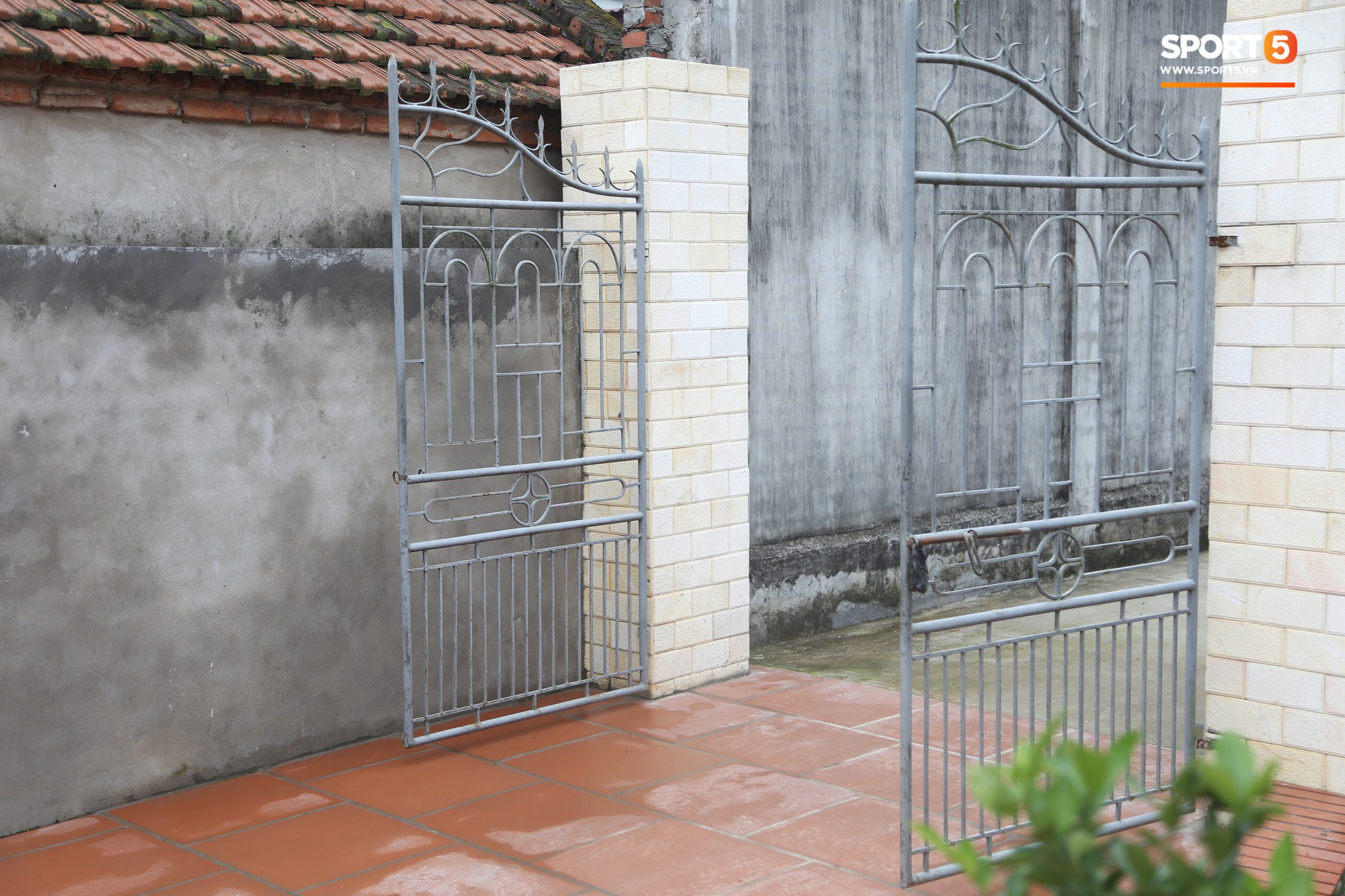 Về thăm nhà Văn Hậu, phát hiện món quà đầu tiên em út ĐT Việt Nam mua cho cha mẹ bằng đồng lương kiếm được-12