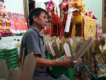 Làng nghề làm vàng mã hối hả chuẩn bị Tết ông Công ông Táo Làng nghề làm vàng mã hối hả chuẩn bị Tết ông Công ông Táo
