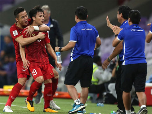 Dân mạng chế ảnh hài hước sau chiến thắng nghẹt thở của tuyển Việt Nam-20