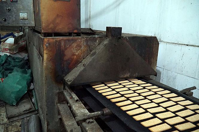 Mục kích cơ sở sản xuất bánh kẹo bẩn ở Hà Nội ngày cận Tết-3