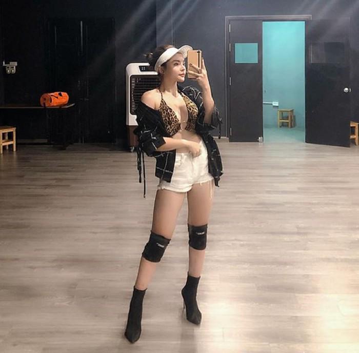 Mặc áo crop-top 20cm, Kỳ Duyên, Hương Giang và loạt sao này gợi cảm đến nghẹt thở-8