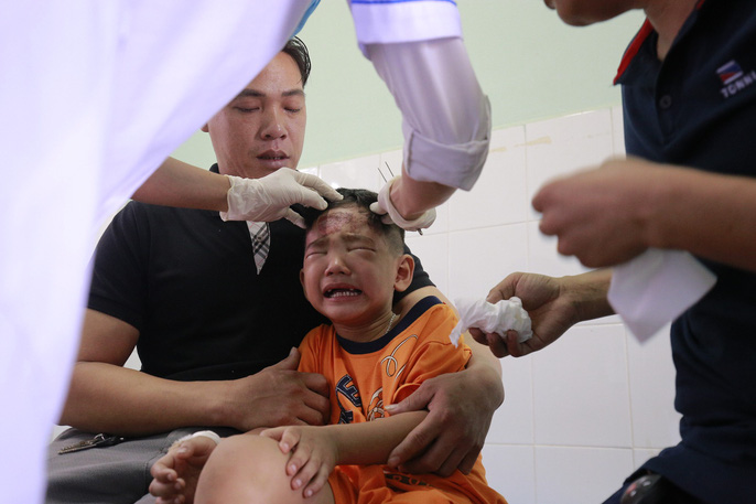 Vụ vợ chồng trẻ chết dưới bánh xe container: Gần 1 tỉ đồng hỗ trợ 3 cháu bé-1