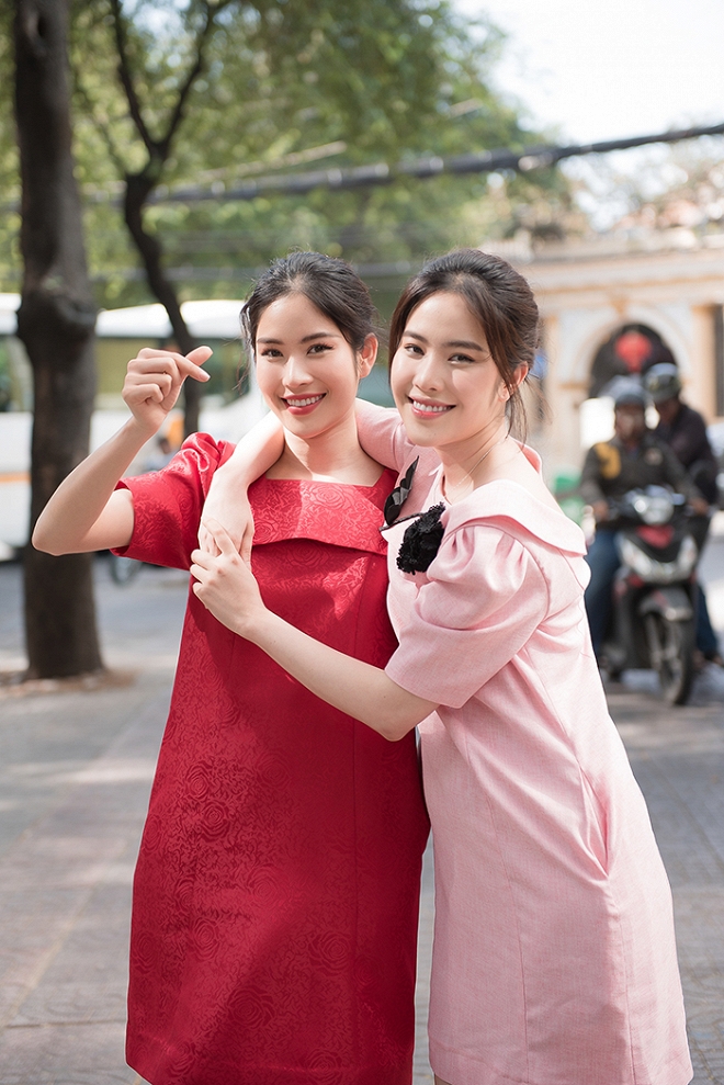 Chị em Nam Anh - Nam Em nắm chặt tay tung tăng xuống phố-5