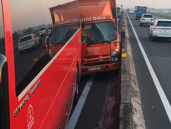 Xe tải tông xe khách chở học sinh, hàng chục em nhỏ la hét hoảng loạn trên cao tốc TP.HCM - Trung Lương-3