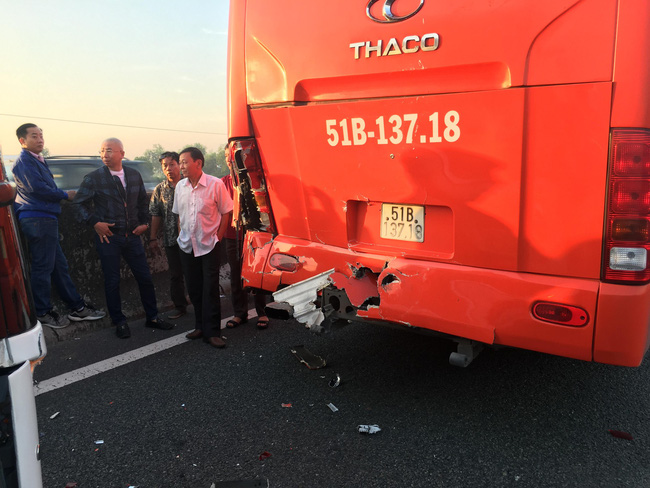 Xe tải tông xe khách chở học sinh, hàng chục em nhỏ la hét hoảng loạn trên cao tốc TP.HCM - Trung Lương-5