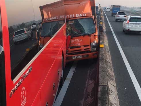 Xe tải tông xe khách chở học sinh, hàng chục em nhỏ la hét hoảng loạn trên cao tốc TP.HCM - Trung Lương