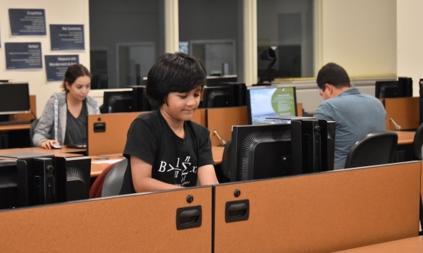 Cuộc sống của thần đồng 9 tuổi ở trường đại học-2