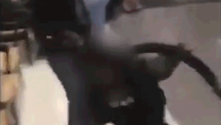 Hành động lạnh lùng của người mẹ trong clip khiến cư dân mạng vô cùng bức xúc và lo lắng cho số phận đứa trẻ-1