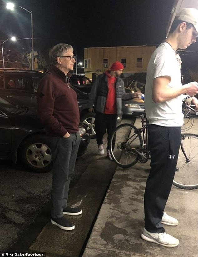 Bill Gates xếp hàng mua thức ăn nhanh-1