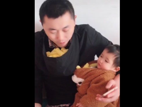 Bố trẻ vừa bế con vừa ăn bim bim cực bá đạo, nhưng nhân vật xuất hiện sau đó mới khiến dân mạng cười bò