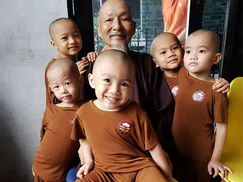 Ẵm trọn 300 triệu ở 'Thách thức danh hài', cuộc sống của 5 chú tiểu nhí bây giờ ra sao?