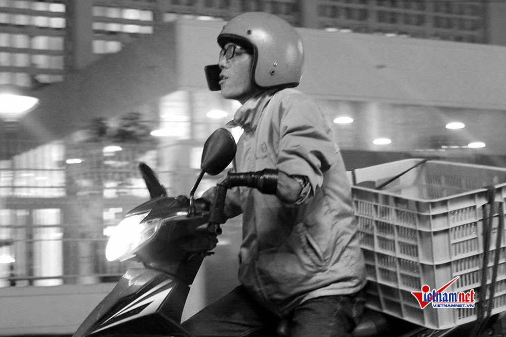 Chàng cử nhân bằng giỏi khuyết hai bàn tay làm shipper ở Thủ đô-2