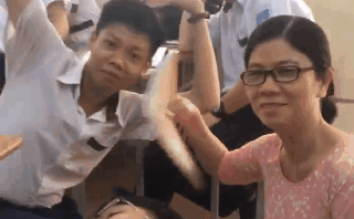 CLIP: Đang ngủ ngon, nam sinh giật mình tỉnh giấc vì chiêu chăm sóc tận tình của cô giáo-1