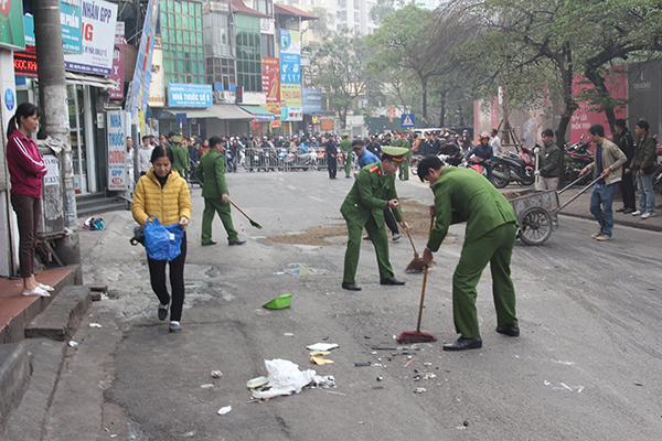 Ô tô đâm 5 xe trên phố Ngọc Khánh, cụ bà đi bộ tử vong-7