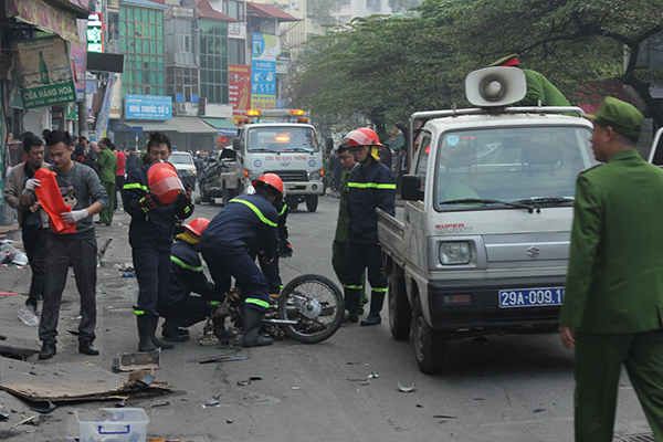 Ô tô đâm 5 xe trên phố Ngọc Khánh, cụ bà đi bộ tử vong-6