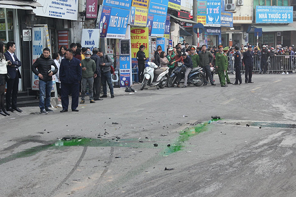 Ô tô đâm 5 xe trên phố Ngọc Khánh, cụ bà đi bộ tử vong-5