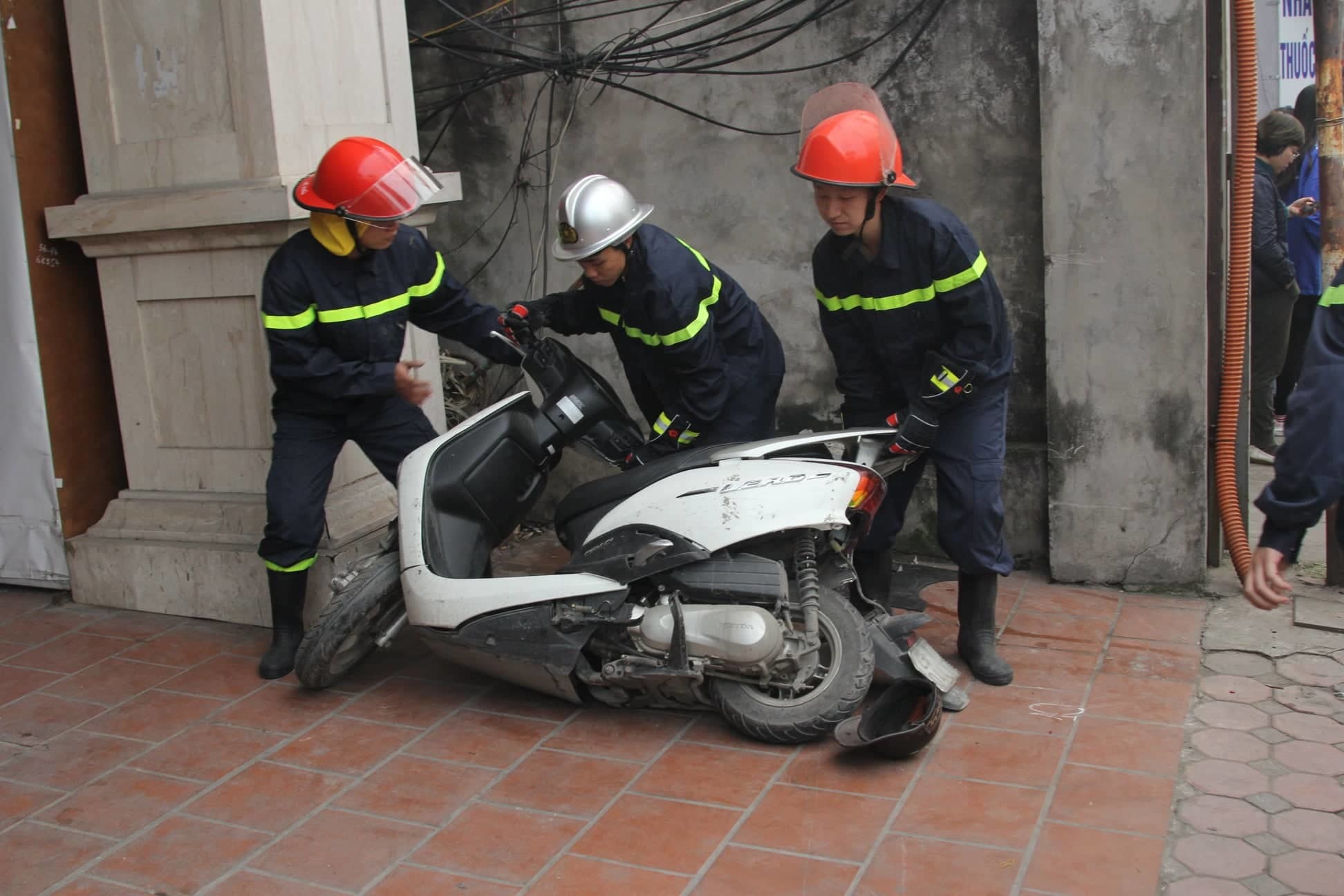 Ô tô đâm 5 xe trên phố Ngọc Khánh, cụ bà đi bộ tử vong-2