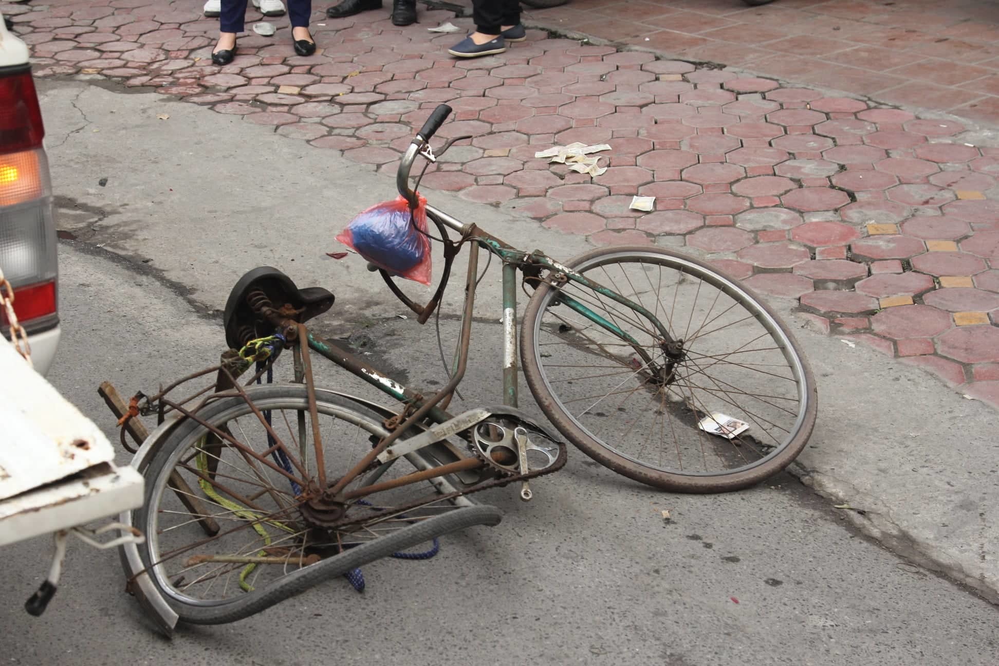 Ô tô đâm 5 xe trên phố Ngọc Khánh, cụ bà đi bộ tử vong-3