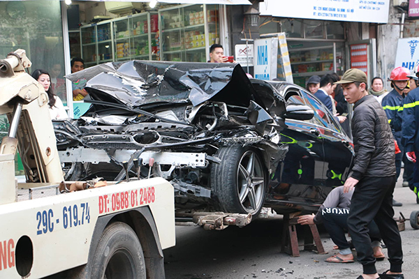 Ô tô đâm 5 xe trên phố Ngọc Khánh, cụ bà đi bộ tử vong-1