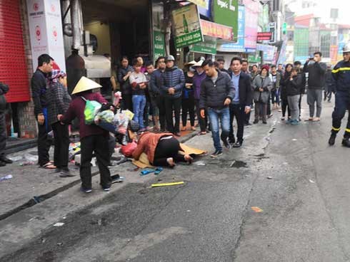 Vụ xe điên gây tai nạn liên hoàn khiến 1 người tử vong: Tài xế xuống xe xin lỗi từng nạn nhân, người thân gào khóc tại hiện trường