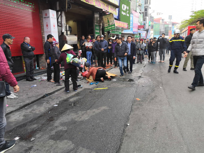 Vụ xe điên gây tai nạn liên hoàn khiến 1 người tử vong: Tài xế xuống xe xin lỗi từng nạn nhân, người thân gào khóc tại hiện trường-4