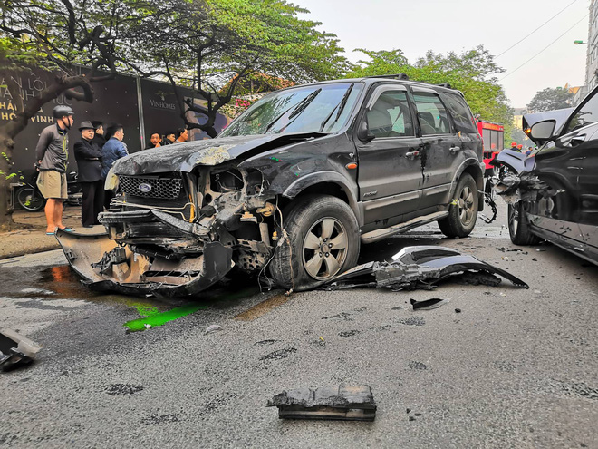 Vụ xe điên gây tai nạn liên hoàn khiến 1 người tử vong: Tài xế xuống xe xin lỗi từng nạn nhân, người thân gào khóc tại hiện trường-2