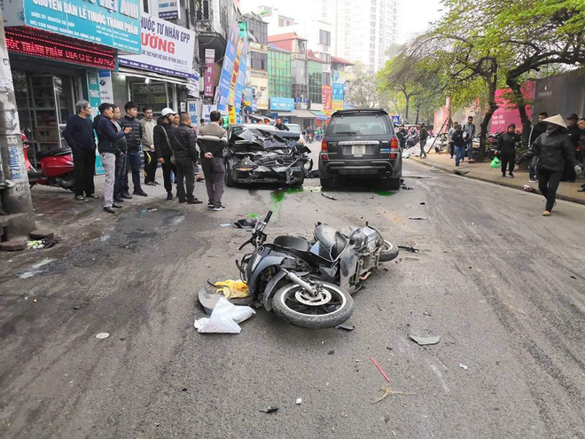 Nhân chứng vụ tông xe liên hoàn trên phố Ngọc Khánh: Tài xế bước ra khóc rưng rức-4