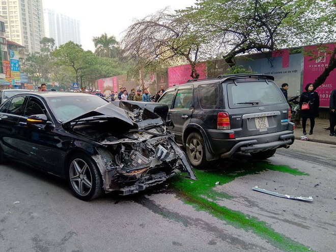 Nhân chứng vụ tông xe liên hoàn trên phố Ngọc Khánh: Tài xế bước ra khóc rưng rức-2