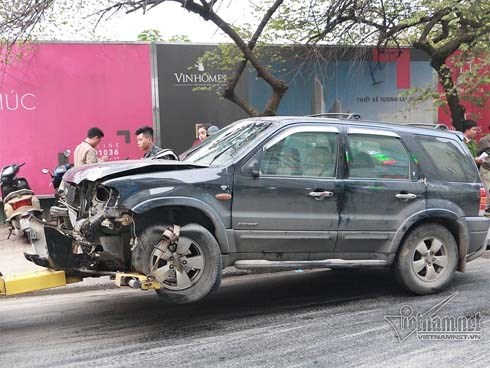 Ô tô đâm 5 xe trên phố Ngọc Khánh: Thai phụ nhảy bật trong tích tắc
