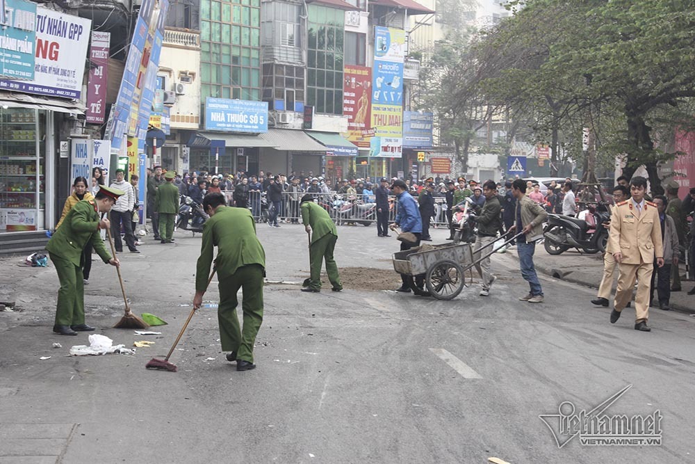 Ô tô đâm 5 xe trên phố Ngọc Khánh: Thai phụ nhảy bật trong tích tắc-13