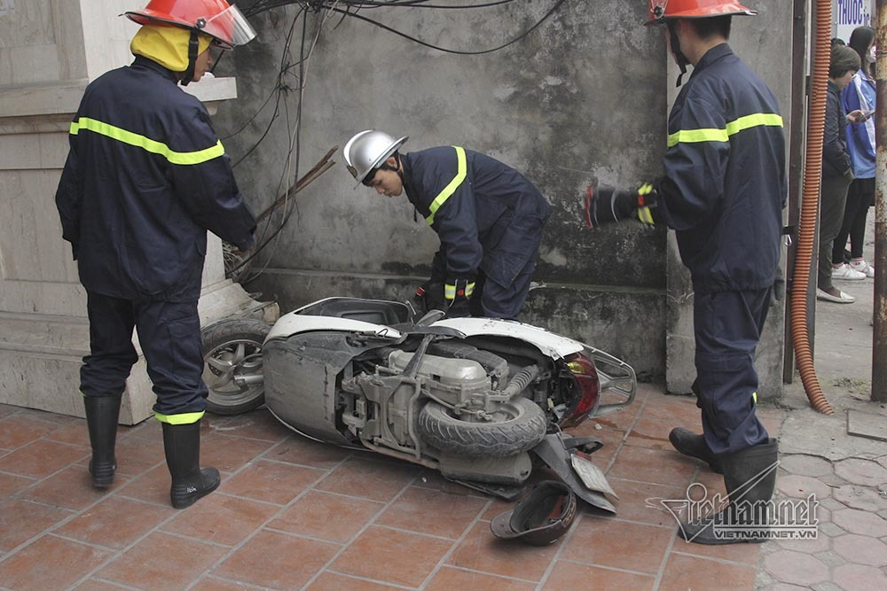 Ô tô đâm 5 xe trên phố Ngọc Khánh: Thai phụ nhảy bật trong tích tắc-12