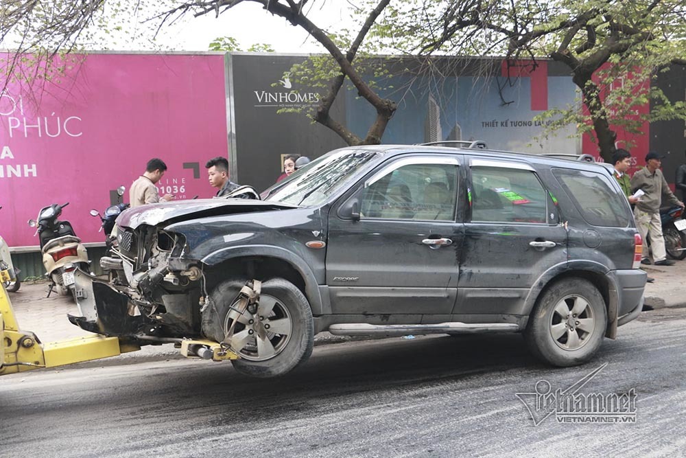 Ô tô đâm 5 xe trên phố Ngọc Khánh: Thai phụ nhảy bật trong tích tắc-1