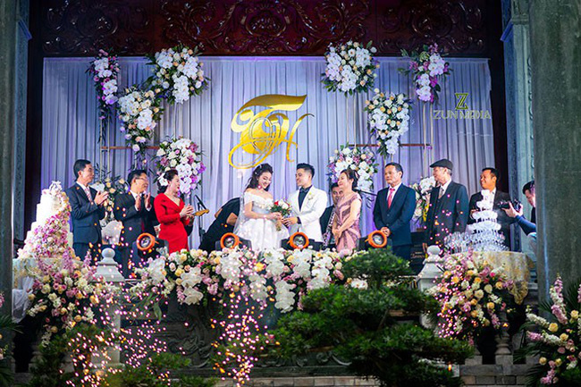 Cô dâu trong đám cưới 200 cây vàng ở lâu đài xinh đẹp, nhưng nhan sắc của người mẹ mới thật đáng ngưỡng mộ-1