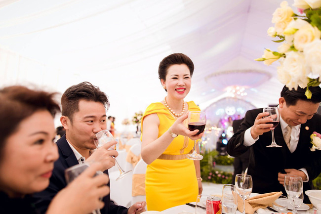 Cô dâu trong đám cưới 200 cây vàng ở lâu đài xinh đẹp, nhưng nhan sắc của người mẹ mới thật đáng ngưỡng mộ-7