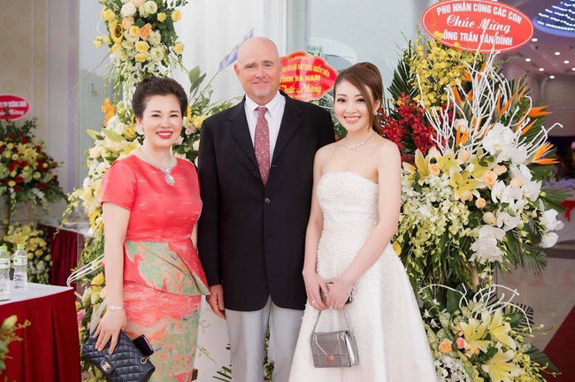 Cô dâu trong đám cưới 200 cây vàng ở lâu đài xinh đẹp, nhưng nhan sắc của người mẹ mới thật đáng ngưỡng mộ-14