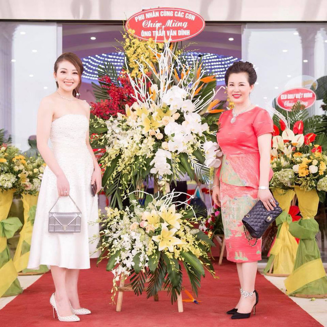 Cô dâu trong đám cưới 200 cây vàng ở lâu đài xinh đẹp, nhưng nhan sắc của người mẹ mới thật đáng ngưỡng mộ-15