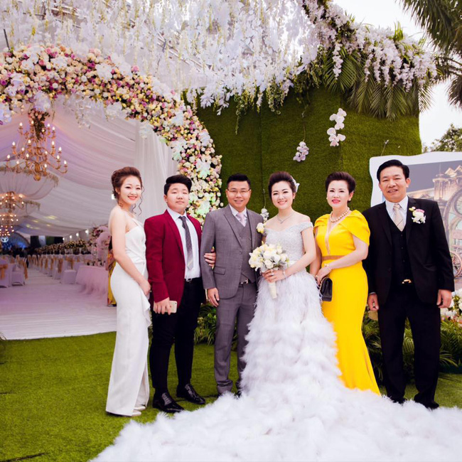 Cô dâu trong đám cưới 200 cây vàng ở lâu đài xinh đẹp, nhưng nhan sắc của người mẹ mới thật đáng ngưỡng mộ-11